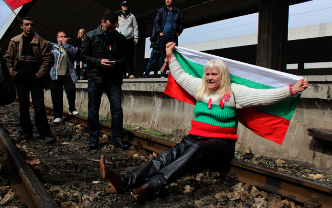 Задържаха петима протестиращи, шествието се върна пак на релсите (Обновена)