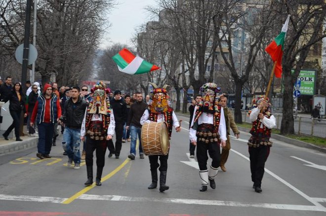 Кукери на неделния протест във Варна (Снимки)