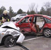 От последните минути! Две коли се смляха при зрелищна катастрофа в Бургас