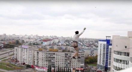 шаш мъж изкара акъла съседи разхождайки въже етажни блокове видео