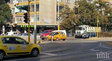 първо пик такси заби товарна кола ключово кръстовище снимки