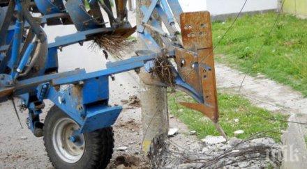 трактор удари стълб остави села без ток