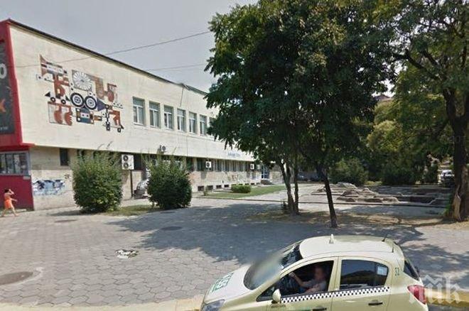 Реститути прибират от община Пловдив 100 бона заради частен площад