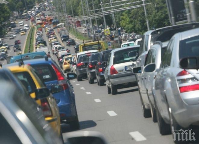 Тотален хаос в Пловдив! Градът е блокиран от тапи, светофарите отказаха, а полицията я няма никаква