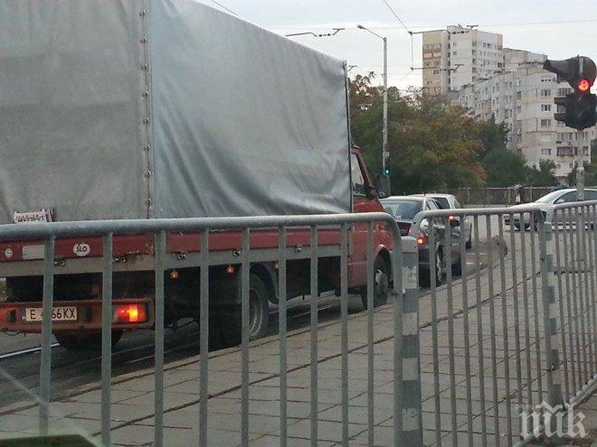 ЕКСКЛУЗИВНО И САМО В ПИК TV! Шофьорите в София полудяха! Вижте как се кара в зверския трафик (ВИДЕО и СНИМКИ)