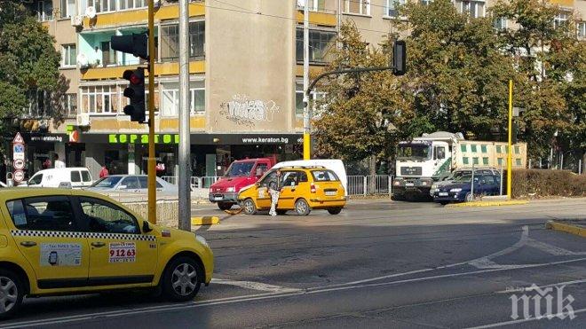 ПЪРВО В ПИК! Такси се заби в товарна кола на ключово кръстовище (СНИМКИ)