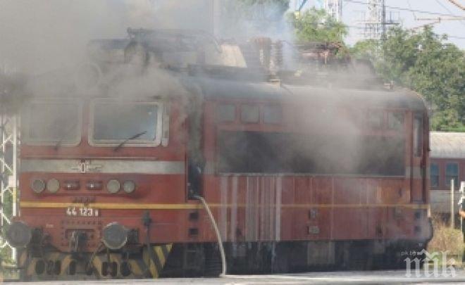 Дизелов локомотив пламна на излизане от жп гарата в Благоевград