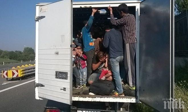 Спипаха 33-ма мигранти, натъпкани в микробус край Бургас