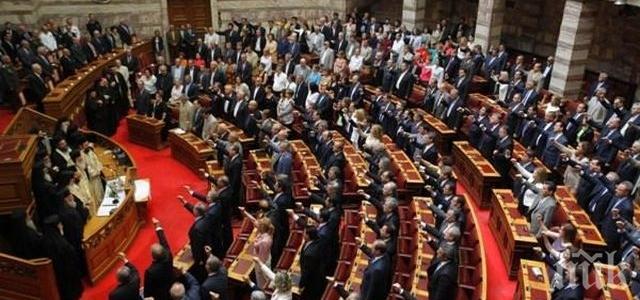 Гръцкият парламент гласува ново затягане на коланите