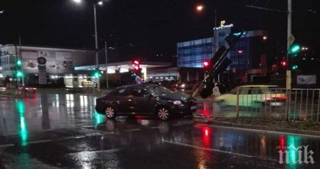 Катастрофа заради дъжда във Варна: Тойота отнесе светофар