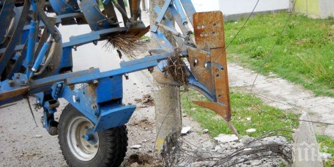 
Трактор удари стълб и остави 5 села без ток
