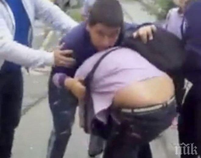 РАЗВРЪЗКА! Арестуваха пловдивските ученици, гаврили се със свой връстник