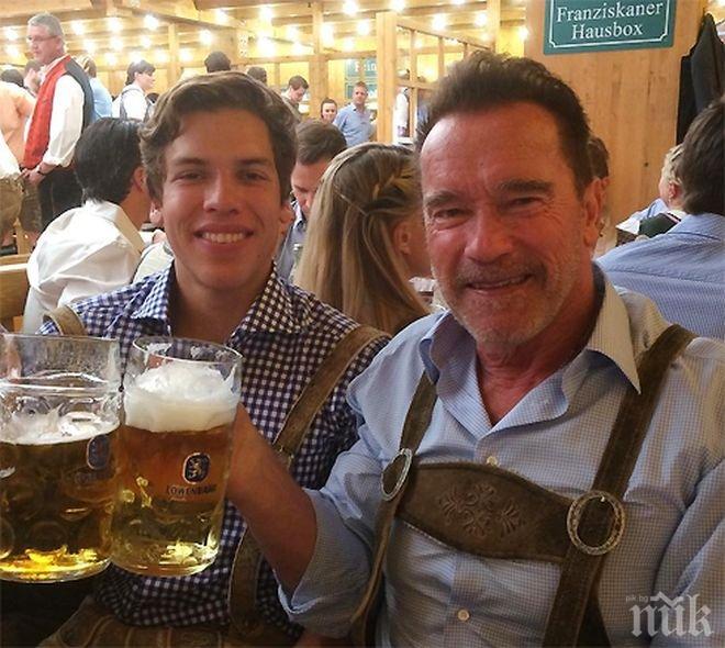 Арни порка с извънбрачния си син