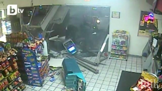 Крадци разбиха магазин с джип, отмъкнаха банкомат 