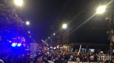 първо пик напрежението ескалира протестиращи заливат джамията бомби арестувани снимки обновена