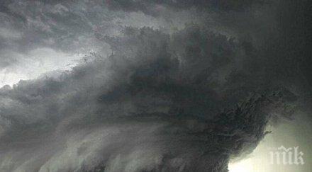 националният ураганен център сащ понижи матю буря