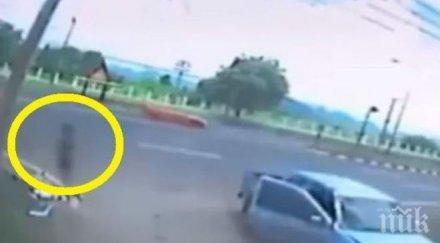 уникално видео камера засне душата моторист отлита смъртоносна катастрофа