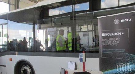 кондуктор крещи пътници работя часа мълчите автобуса