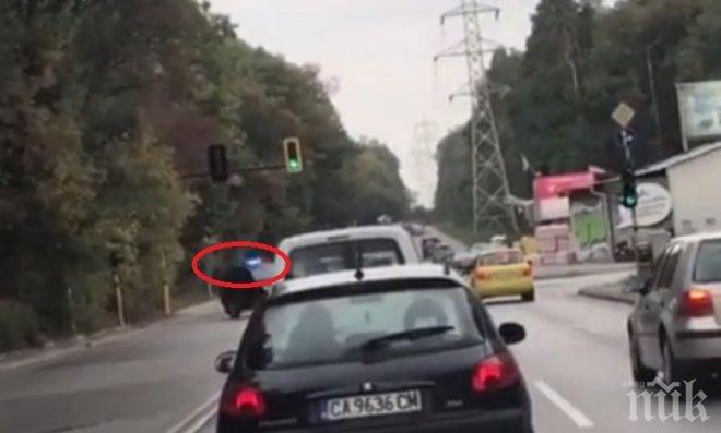 САМО В ПИК TV! Скандално беззаконие - коли на НСО минават на червено в центъра на София (ВИДЕО)