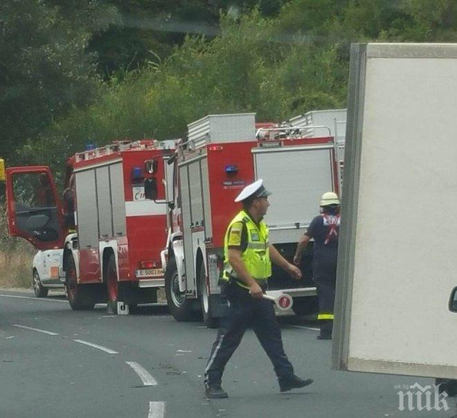 Пикап се натресе в багер край Пазарджик