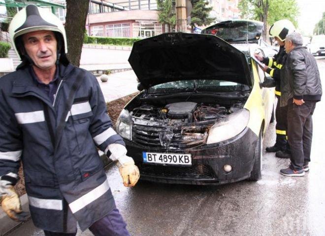 Автомобил пламна в движение, по чудо няма жертви