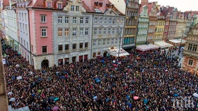 Нов протест разтресе Полша! След демонстрациите за аборт, сега актьорите недоволстват на улицата