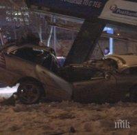 Жестока катастрофа в Пловдив! Жена е затисната в БМВ, не могат да я изкарат 