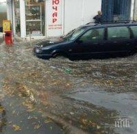 УЖАС! Жена бедства в колата си до Колхозния пазар във Варна, не може да излезе  (СНИМКИ)