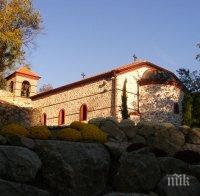 Владика освещава уникална църква в Мелник
