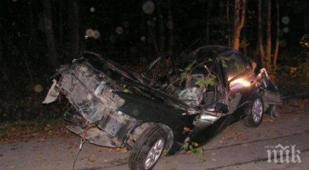 жестока трагедия кола погреба двама младежи