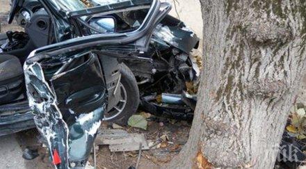 мъж жена пострадаха тежко удар дърво режат колата извадят