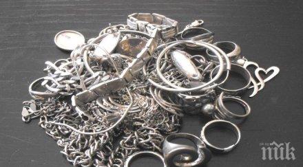 откриха сребърни бижута таолетната автобус