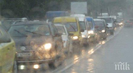 дъждът продължава студ сковава северозапада