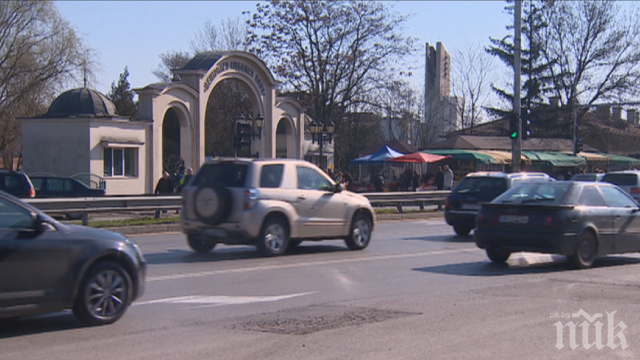 Входът на Централните гробища е под вода