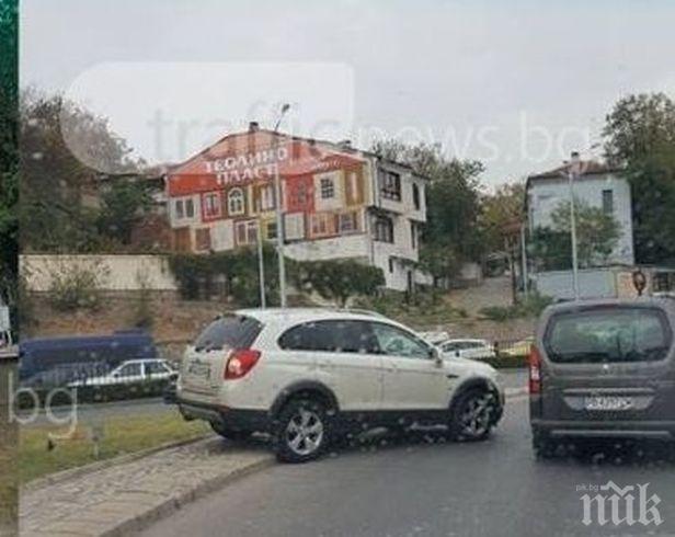 Такова паркиране не сте виждали! Джип спря на кръстовище в сърцето на Пловдив (СНИМКА)
