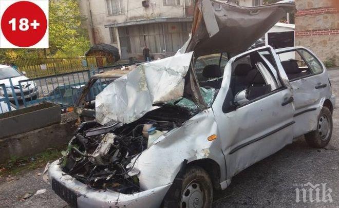 Трагични подробности! Загиналият край Смолян шофьор летял 80 метра с колата си (СНИМКИ 18+)