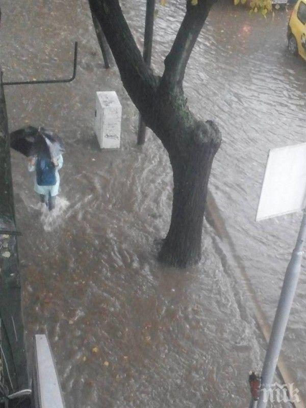 Дъждът превърна улиците на Варна в реки