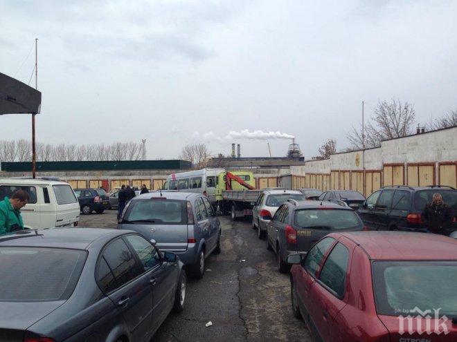 Подла схема! Хайдуци печелят по 2 бона на ден от опашките пред КАТ