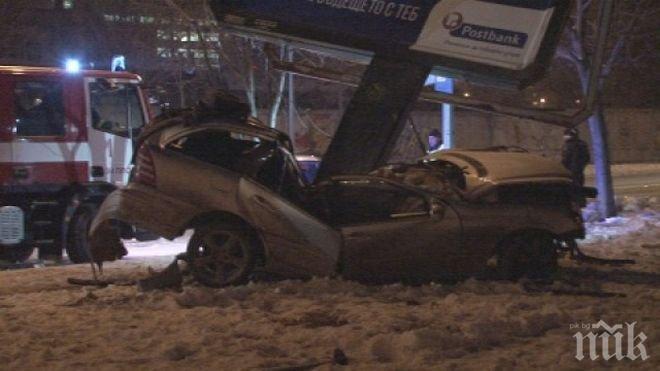 Жестока катастрофа в Пловдив! Жена е затисната в БМВ, не могат да я изкарат 
