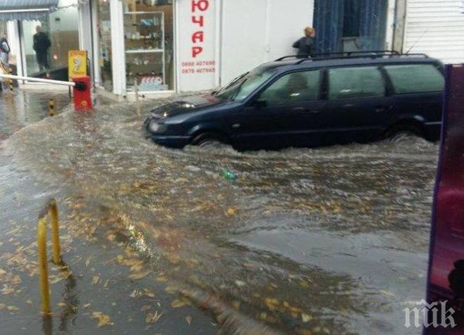 УЖАС! Жена бедства в колата си до Колхозния пазар във Варна, не може да излезе  (СНИМКИ)