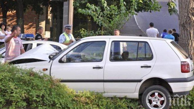 Тийнейджър без книжка нацели дърво, пътник бере душа