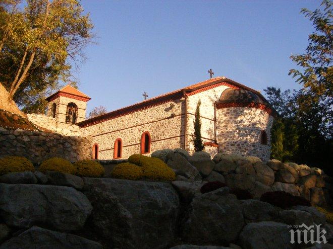 Владика освещава уникална църква в Мелник
