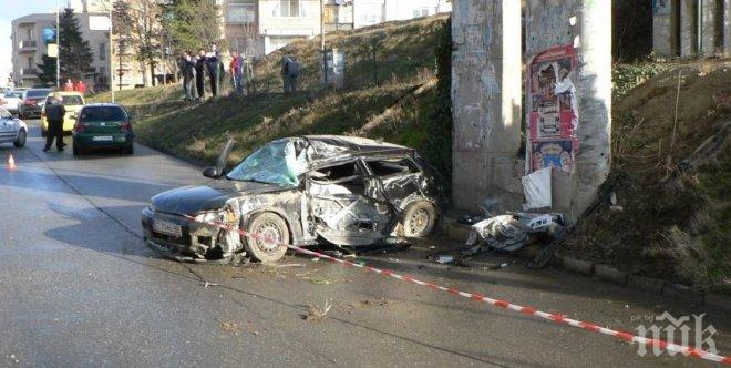 Трима души пострадаха след тежка катастрофа в Казанлък