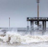 Ураганен вятър в Бургас! Иде ли потопът от север?