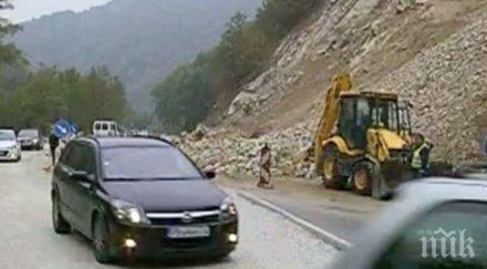 нападнаха екип бнт докато снима събаряне скали