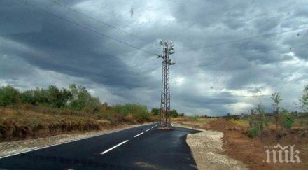 пълен абсурд стълб стърчи насред пътя пазарджишко