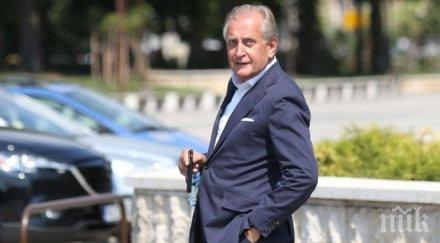 собственикът левски гледа волейбол родния перник