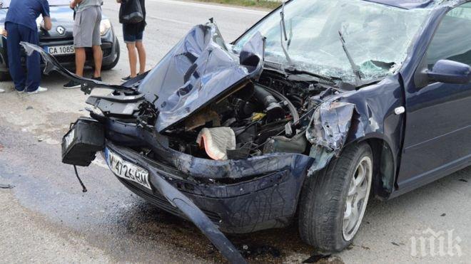 Шокиращи разкази на очевидци за ужаса в Пловдив: Колата се е усукала около дървото и буквално виси във въздуха (СНИМКА)