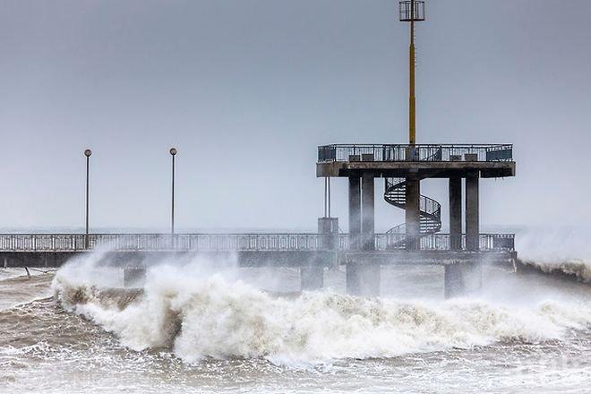 Ураганен вятър в Бургас! Иде ли потопът от север?