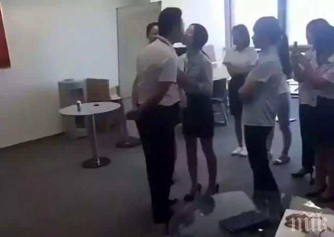 Трудова дисциплина! Шеф кара работничките си всяка сутрин да го целуват по устните 